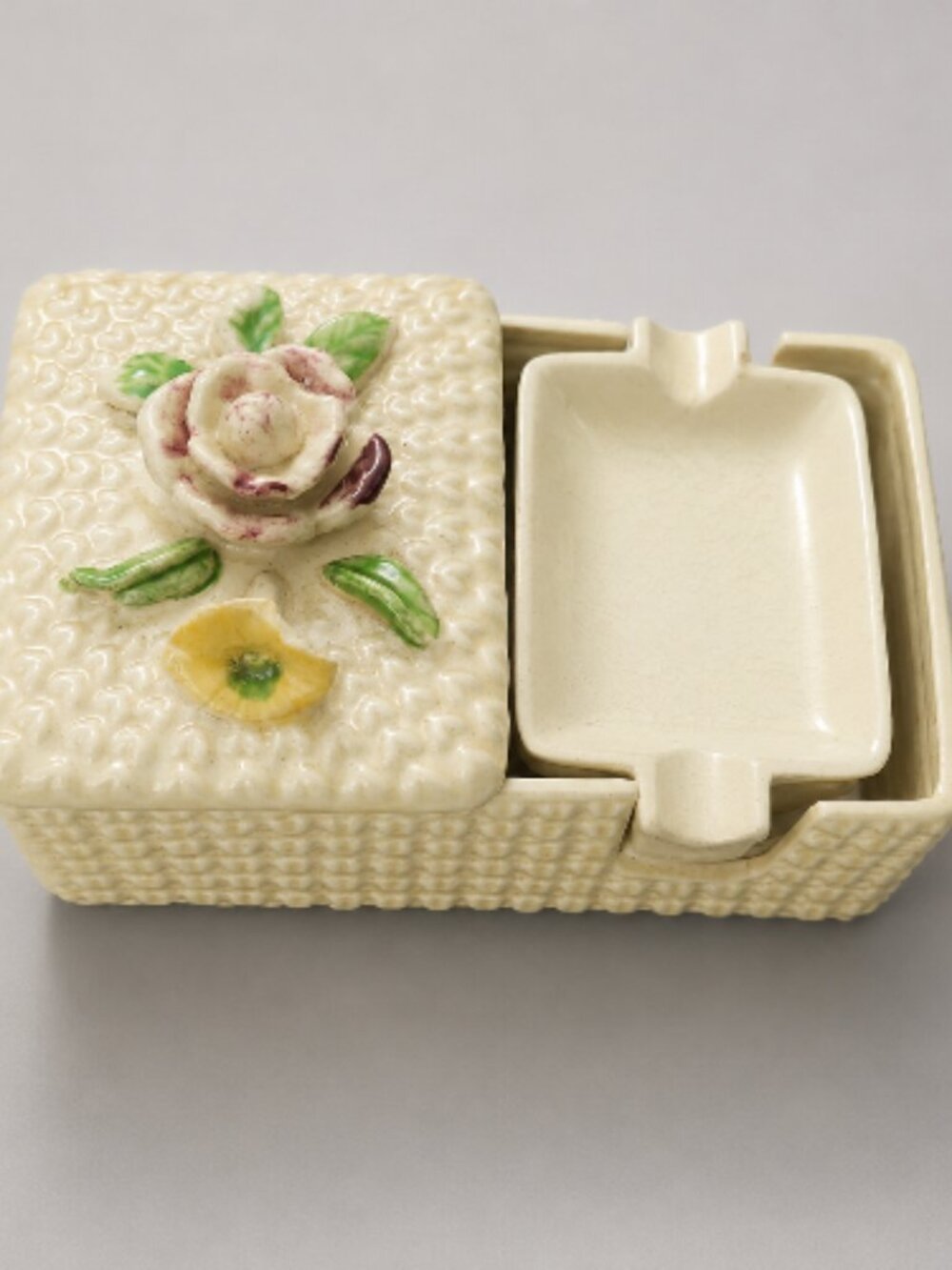 VTG 1950’s PORCELAIN CIGARETTE BOX WITH 4 ASHTRAYS -CREAM COLOR